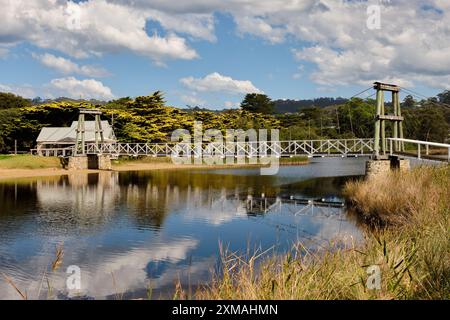 Erskine River in der Nähe seiner Mündung an der Swing Bridge - Lorne, Victoria, Australien Stockfoto