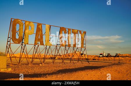 Coober Pedy, Australien. 8. Juni 2024, Begrüßungsschild aus Metall für die Bergbaustadt Coober Pedy in South Australia. Gelegen im südaustralischen Outba Stockfoto