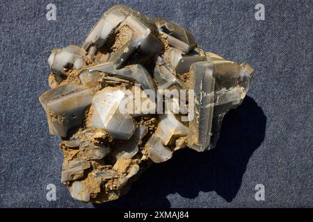 Calcit-Kristalle, ein Mineral aus der Klasse der natürlichen Karbonate, eine der natürlichen Formen von Calciumcarbonat CaCO3. Nahaufnahme einer Calcit-Minera Stockfoto