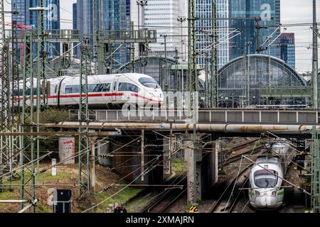 ICE-Zug auf dem Gleis vor dem Hauptbahnhof Frankfurt am Main, Skyline, Hessen, Deutschland Stockfoto