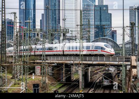 ICE-Zug auf dem Gleis vor dem Hauptbahnhof Frankfurt am Main, Skyline, Hessen, Deutschland Stockfoto