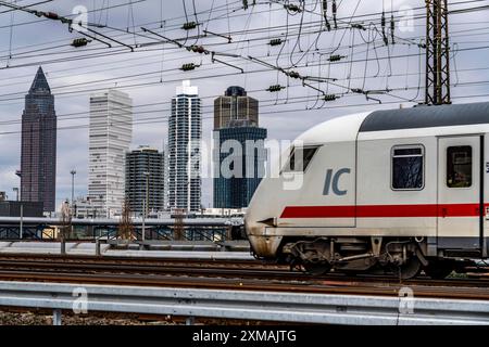 ICE-Zug auf dem Gleis vor dem Hauptbahnhof Frankfurt am Main, Skyline, Hessen, Deutschland Stockfoto