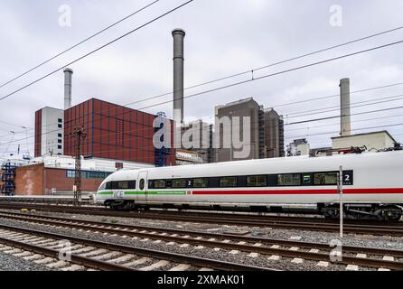 Das Blockheizkraftwerk Mainova West verbrennt Kohle und Erdgas zur Erzeugung von Strom und Fernwärme, Kraft-Wärme-Kopplung und Eisenbahn Stockfoto