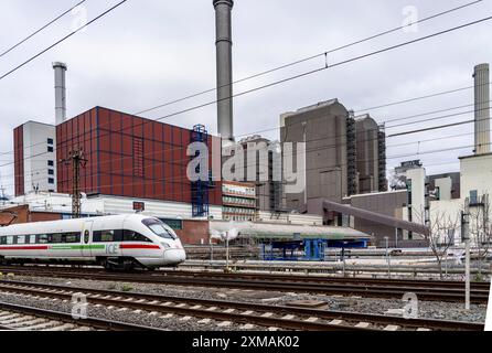 Das Blockheizkraftwerk Mainova West verbrennt Kohle und Erdgas zur Erzeugung von Strom und Fernwärme, Kraft-Wärme-Kopplung und Eisenbahn Stockfoto