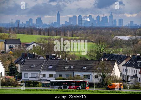 Blick vom Dorf Weilbach, einem Stadtteil von Floersheim am Main im südhessischen Main-Taunus-Stadtteil, auf die Skyline von Frankfurt am Main Stockfoto