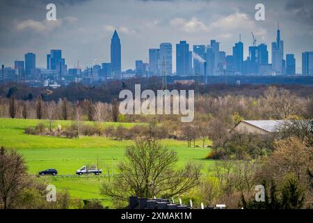 Blick vom Dorf Weilbach, einem Stadtteil von Floersheim am Main im südhessischen Main-Taunus-Stadtteil, auf die Skyline von Frankfurt am Main Stockfoto