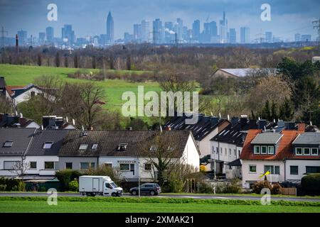 Blick vom Dorf Weilbach, einem Stadtteil von Floersheim am Main im südhessischen Main-Taunus-Stadtteil, auf die Skyline von Frankfurt am Main Stockfoto