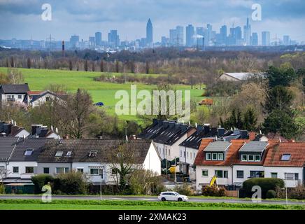 Blick vom Dorf Weilbach, einem Stadtteil von Floersheim am Main im südhessischen Main-Taunus-Stadtteil, auf die Skyline von Frankfurt am Main Stockfoto