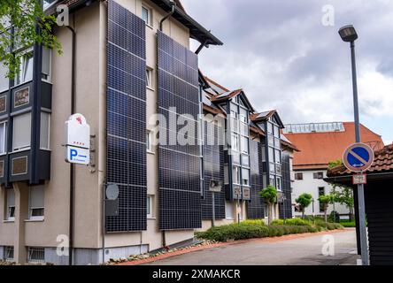 Solarfassade, Photovoltaik-Elemente an einer Gebäudefassade, Hotel in Herrenberg, große PV-Module erzeugen Strom an den Außenwänden des Stockfoto