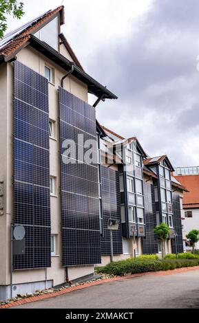 Solarfassade, Photovoltaik-Elemente an einer Gebäudefassade, Hotel in Herrenberg, große PV-Module erzeugen Strom an den Außenwänden des Stockfoto