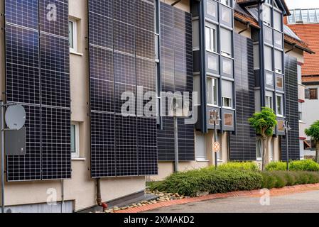 Solarfassade, Photovoltaik-Elemente an einer Gebäudefassade, Hotel in Herrenberg, große PV-Module erzeugen Strom an den Außenwänden des Stockfoto