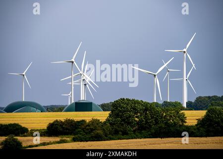 Windpark südwestlich von Anroechte im Landkreis Soest, in der Nähe des Dorfes Altenmellrich, Biogasanlage, Nordrhein-Westfalen Stockfoto