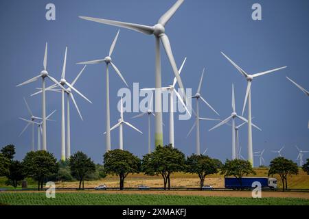 Windpark südlich von Anroechte im Landkreis Soest, nahe dem Dorf Effeln, Bundesstraße B55, dunkle Sturmwolken, Nordrhein-Westfalen Stockfoto