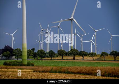 Windpark südlich von Anroechte im Landkreis Soest, nahe dem Dorf Effeln, Bundesstraße B55, dunkle Sturmwolken, Nordrhein-Westfalen Stockfoto