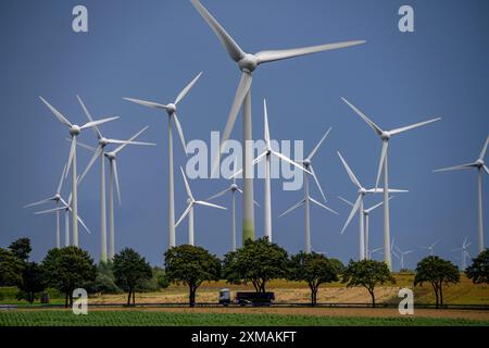 Windpark südlich von Anroechte im Landkreis Soest, nahe dem Dorf Effeln, Bundesstraße B55, dunkle Sturmwolken, Nordrhein-Westfalen Stockfoto