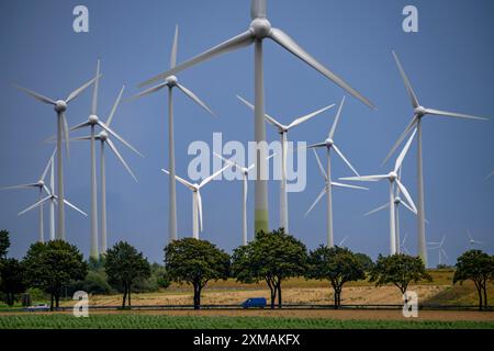 Windpark südlich von Anroechte im Landkreis Soest, nahe dem Dorf Effeln, Bundesstraße B55, dunkle Sturmwolken, Nordrhein-Westfalen Stockfoto