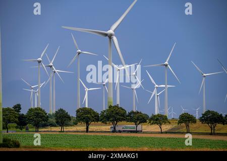 Windpark südlich von Anroechte im Landkreis Soest, nahe dem Dorf Effeln, Bundesstraße B55, dunkle Sturmwolken, Nordrhein-Westfalen Stockfoto