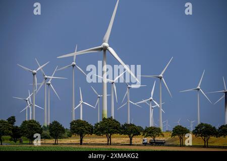 Windpark südlich von Anroechte im Landkreis Soest, nahe dem Dorf Effeln, Bundesstraße B55, dunkle Sturmwolken, Nordrhein-Westfalen Stockfoto