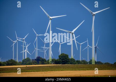 Windpark südlich von Anroechte im Landkreis Soest, in der Nähe des Dorfes Effeln, dunkle Sturmwolken, Nordrhein-Westfalen, Deutschland Stockfoto