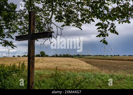 Windpark südlich von Anroechte im Landkreis Soest, nahe dem Dorf Effeln, Bundesstraße B55, dunkle Sturmwolken, Nordrhein-Westfalen Stockfoto