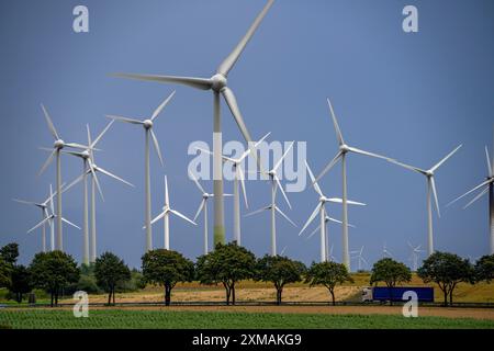 Windpark südlich von Anroechte im Landkreis Soest, nahe dem Dorf Effeln, Bundesstraße B55, dunkle Sturmwolken, Nordrhein-Westfalen Stockfoto