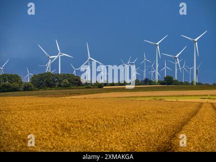 Windpark südlich von Anroechte im Landkreis Soest, in der Nähe des Dorfes Effeln, dunkle Sturmwolken, Nordrhein-Westfalen, Deutschland Stockfoto