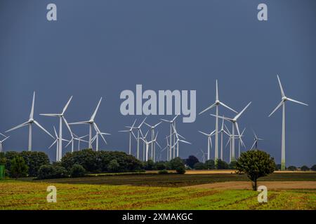 Windpark südlich von Anroechte im Landkreis Soest, in der Nähe des Dorfes Effeln, dunkle Sturmwolken, Nordrhein-Westfalen, Deutschland Stockfoto