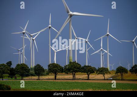 Windpark südlich von Anroechte im Landkreis Soest, nahe dem Dorf Effeln, Bundesstraße B55, dunkle Sturmwolken, Nordrhein-Westfalen Stockfoto