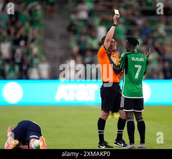 Austin, Texas, USA. Juli 2024. Schiedsrichter Julio Luna zeigt den Stürmer Osman Bukari (7) des Austin FC während eines Fußballspiels gegen Pumas UNAM am 26. Juli 2024 in Austin eine gelbe Karte. Austin gewann mit 3:2. (Kreditbild: © Scott Coleman/ZUMA Press Wire) NUR REDAKTIONELLE VERWENDUNG! Nicht für kommerzielle ZWECKE! Quelle: ZUMA Press, Inc./Alamy Live News Stockfoto