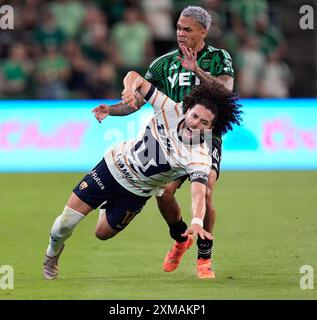 Austin, Texas, USA. Juli 2024. Pumas UNAM Stürmer César Huerta (12) geht nach einem Kontakt mit dem Mittelfeldspieler Daniel Pereira (6) des FC Austin während eines Fußballspiels am 26. Juli 2024 in Austin unter. Austin gewann mit 3:2. (Kreditbild: © Scott Coleman/ZUMA Press Wire) NUR REDAKTIONELLE VERWENDUNG! Nicht für kommerzielle ZWECKE! Quelle: ZUMA Press, Inc./Alamy Live News Stockfoto