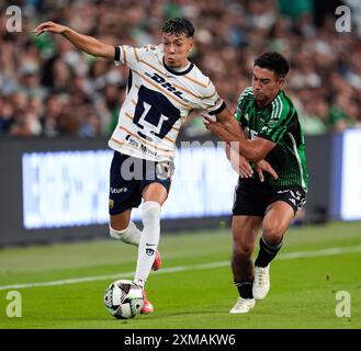 Austin, Texas, USA. Juli 2024. Der Mittelfeldspieler Owen Wolff (33) des FC Austin verteidigt den Pumas UNAM-Mittelfeldspieler Jorge Ruvalcaba (17) während eines Fußballspiels am 26. Juli 2024 in Austin. Austin gewann mit 3:2. (Kreditbild: © Scott Coleman/ZUMA Press Wire) NUR REDAKTIONELLE VERWENDUNG! Nicht für kommerzielle ZWECKE! Quelle: ZUMA Press, Inc./Alamy Live News Stockfoto