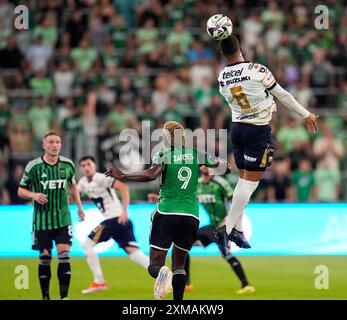 Austin, Texas, USA. Juli 2024. Pumas UNAM-Mittelfeldspieler José Caicedo (8) springt am 26. Juli 2024 in Austin an die Spitze des Balls. Austin gewann mit 3:2. (Kreditbild: © Scott Coleman/ZUMA Press Wire) NUR REDAKTIONELLE VERWENDUNG! Nicht für kommerzielle ZWECKE! Quelle: ZUMA Press, Inc./Alamy Live News Stockfoto