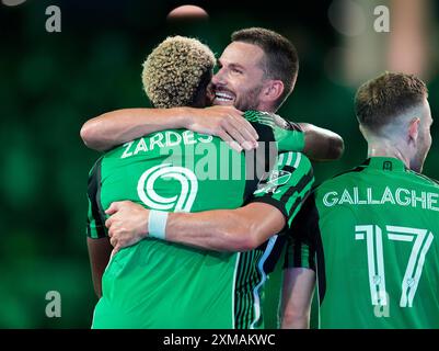 Austin, Texas, USA. Juli 2024. Austin FC-Verteidiger Brendan Hines-Ike (4) feiert mit Stürmer Gyasi Zardes (9) nach einem Tor von Zardes während eines Fußballspiels im Liagues Cup gegen Pumas UNAM am 26. Juli 2024 in Austin. Austin gewann mit 3:2. (Kreditbild: © Scott Coleman/ZUMA Press Wire) NUR REDAKTIONELLE VERWENDUNG! Nicht für kommerzielle ZWECKE! Quelle: ZUMA Press, Inc./Alamy Live News Stockfoto