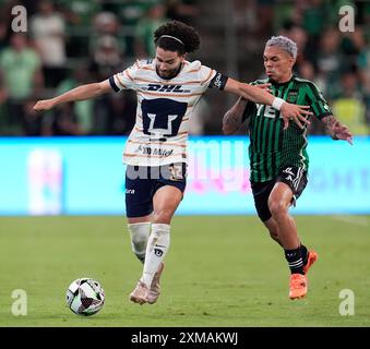 Austin, Texas, USA. Juli 2024. Pumas UNAM-Stürmer César Huerta (12) kämpft gegen den Mittelfeldspieler Daniel Pereira (6) des FC Austin während eines Fußballspiels am 26. Juli 2024 in Austin. Austin gewann mit 3:2. (Kreditbild: © Scott Coleman/ZUMA Press Wire) NUR REDAKTIONELLE VERWENDUNG! Nicht für kommerzielle ZWECKE! Quelle: ZUMA Press, Inc./Alamy Live News Stockfoto