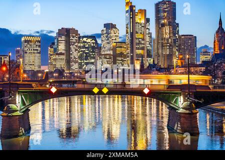 Skyline des Stadtzentrums von Frankfurt am Main, Main, Dämmerung, Ignatz-Bubis-Bruecke, Straßenbahn, Hessen, Deutschland Stockfoto