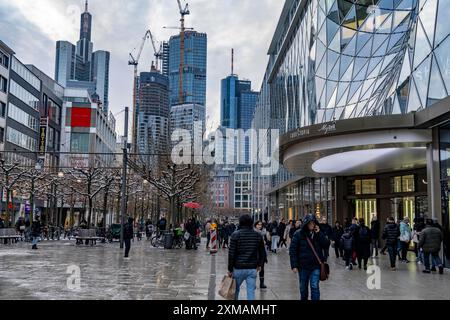 Zeil Einkaufsstraße, Fußgängerzone, Winterwetter, Skyline des Stadtzentrums, Bankenviertel, Leute einkaufen, Frankfurt am Main, Hessen, Deutschland Stockfoto