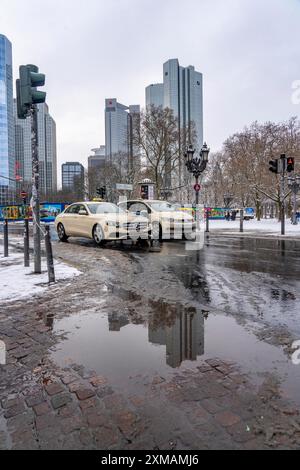 Puddle, Winter in der Stadt, Deutsche Bank Gebäude, Sparkasse, Trianon Frankfurt Gebäude, Gallusanlage Straße, Frankfurt am Main, Hessen, Deutschland Stockfoto