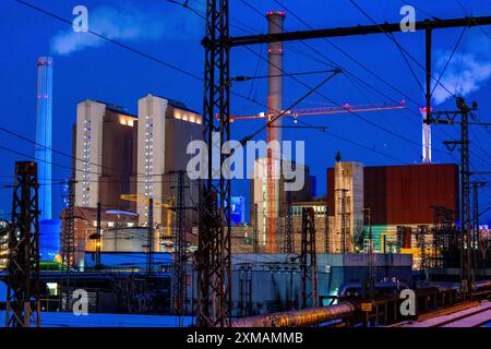 Das Blockheizkraftwerk Mainova West verbrennt Kohle und Erdgas, um Strom und Fernwärme, Kraft-Wärme-Kopplung am Abend zu erzeugen Stockfoto