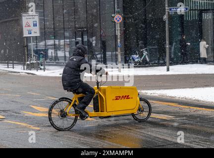 Winter in Frankfurt, DHL Fahrradkurier im Bankenviertel, Hessen, Deutschland Stockfoto