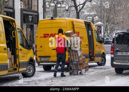 Winter in Frankfurt, DHL Zustellfahrzeuge, Paketdienst, im Bankenviertel Hessen Stockfoto