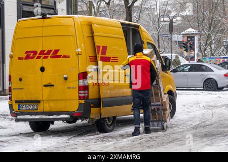 Winter in Frankfurt, DHL Zustellfahrzeuge, Paketdienst, im Bankenviertel Hessen Stockfoto