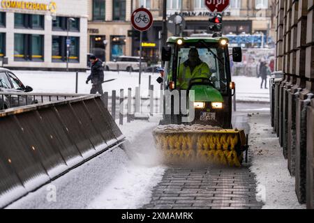 Wintereinbruch, Winterdienst, Schnee- und Eisbeseitigung von Gehwegen, Kehrmaschine, Winterdiensttraktor, Frankfurt, Hessen, Deutschland Stockfoto