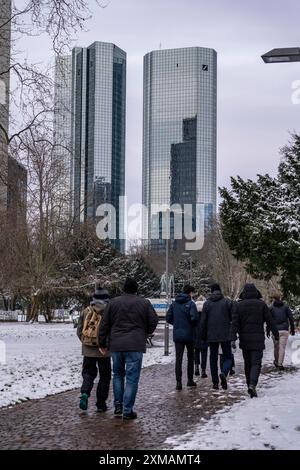 Winter in der Stadt, Deutsche Bank Gebäude, Taunusanlage Park, Schiller Denkmal, Frankfurt am Main, Hessen, Deutschland Stockfoto