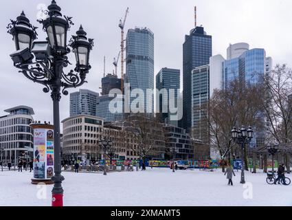 Winter in der Stadt, Skyline vom Opernplatz aus gesehen, Frankfurt am Main, Hessen, Deutschland Stockfoto