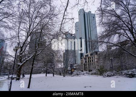 Winter in der Stadt, Deutsche Bank Gebäude, Sparkasse, Trianon Frankfurt Gebäude, Bergmann Park, Frankfurt am Main, Hessen, Deutschland Stockfoto