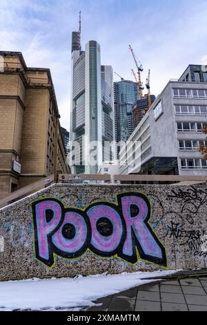 Winter in Frankfurt, Blick auf die Skyline der Stadt, Graffiti an einer Wand am Theatertunnel, Arm, Arm, Hessen, Deutschland Stockfoto