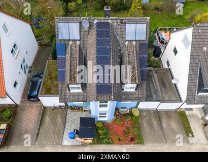 Einfamilienhaus mit verschiedenen Solarmodulen, neben normalen Standard-Solarpaneelen, sind auch PV-Röhrenkollektoren installiert, steckbare Solarmodule Stockfoto