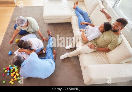 Große Familie, Kinder und Spiele im Haus, Großeltern und Spielzeug mit Kreativität, Spaß und Liebe. Oben, Zuhause und Menschen mit Glück, Farbe Stockfoto