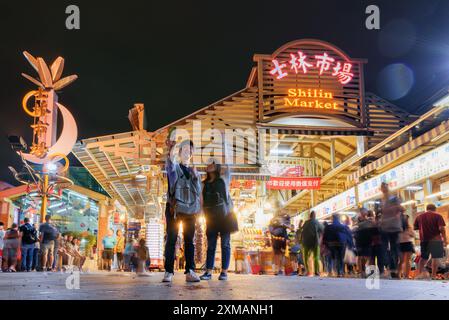 Touristen machen Fotos auf dem Shilin Night Market, Taipeh, Taiwan Stockfoto