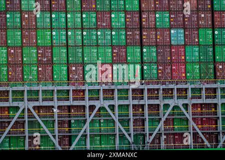 Containerschiff, das im Hamburger Hafen ankommt, kann die Reederei Evergreen, Singapur, 399 Meter lang, über 20 000 transportieren Stockfoto